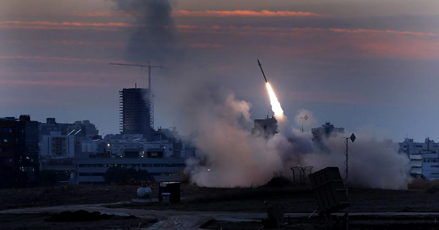 O baterie din scutul anti-rachetă Iron Dome în timp ce lansează o rachetă de interceptare FOTO crescentcityjewishnews.com