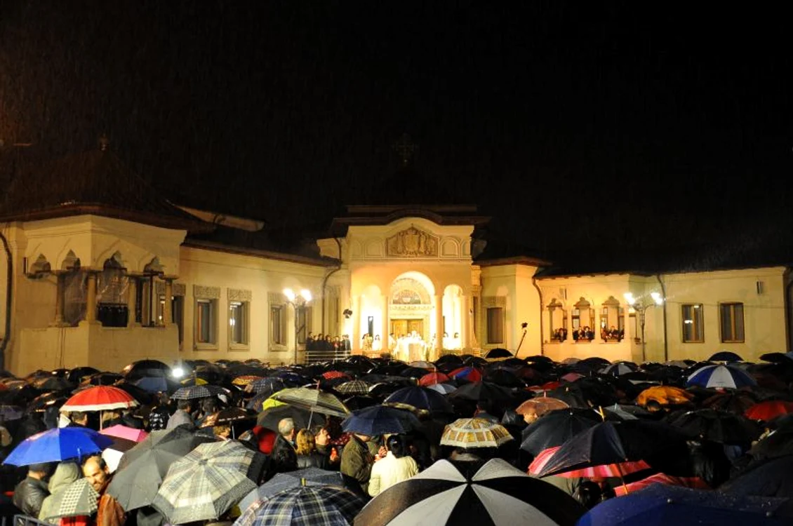 Sute de credincioşi aflați pe Colina Bucuriei din Bucureşti au primit Sfânta Lumină de la Patriarhul României, adusă de la Ierusalim.