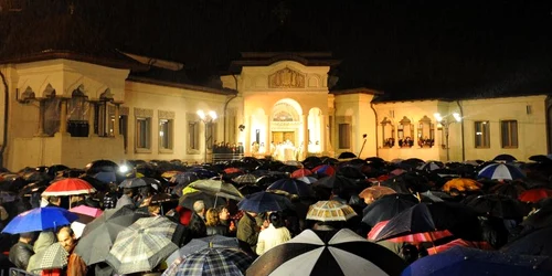 Sute de credincioşi aflați pe Colina Bucuriei din Bucureşti au primit Sfânta Lumină de la Patriarhul României, adusă de la Ierusalim.