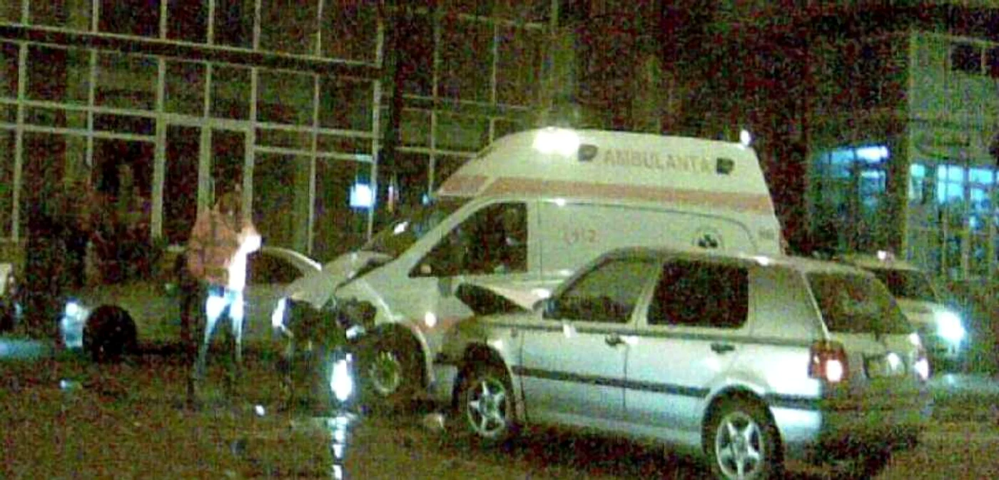 Ambulanţa a fost lovită de o maşină condusă de un student străin