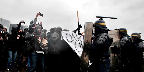 Demonstranţi contra reformei guvernului  se luptă cu scutierii în timpul unui protest la Paris Franţa FOTO AP