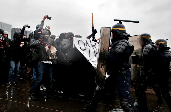 Demonstranţi contra reformei guvernului  se luptă cu scutierii în timpul unui protest la Paris Franţa FOTO AP
