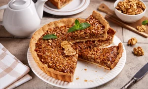 Tarta cu nuci si caramel  Sursa foto shutterstock 2467917463 jpg