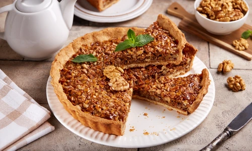 Tarta cu nuci si caramel  Sursa foto shutterstock 2467917463 jpg