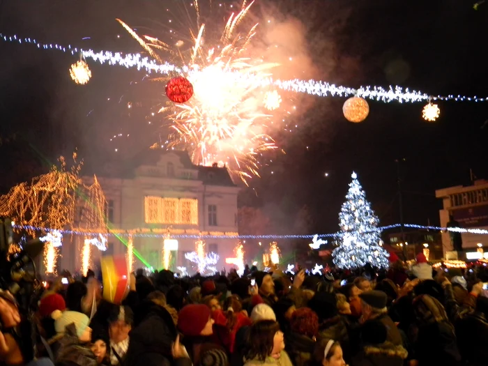 Retragerea cu torţe şi aprinderea iluminatului public de sărbători