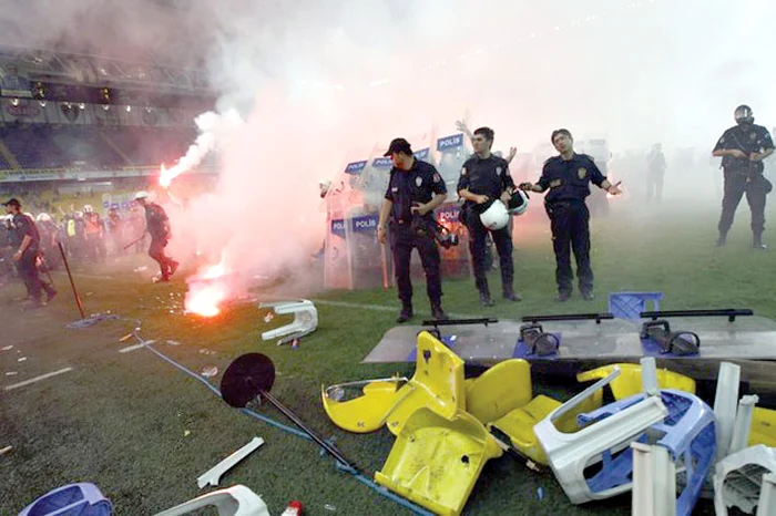 Fanii gazdelor au aruncat cu scaune şi cu torţe pe teren