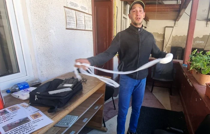 Cerșetorul avea mâna bandajată și un telefon scump FOTO captură video