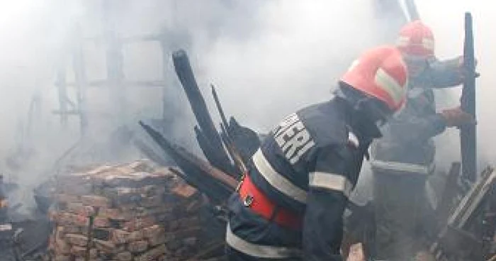 Luni seara pompierii au intervenit la stingerea a două incendii, foto Ciprian Dragomir