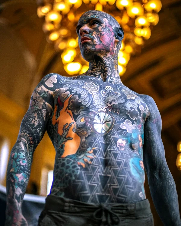 Sylvain H. Laine și-a tatuat globii oculari, gingiile și limba / Foto: Instagram, arhiva personală