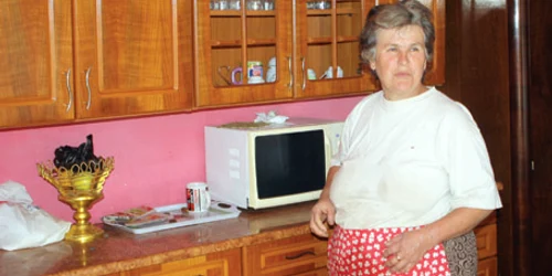 Florica Bălu din Greoni s-a speriat teribil, când paharele au început să se mişte