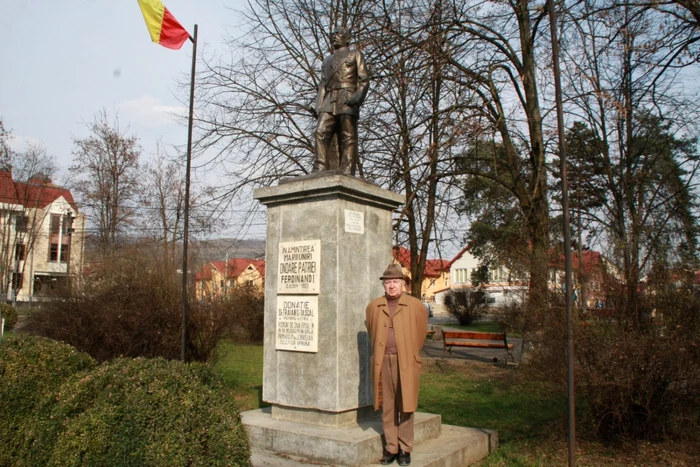 Traian Dascăl, lângă una dintre stratuile donate de el din oraşul Năsăud FOTO: Bianca Sara