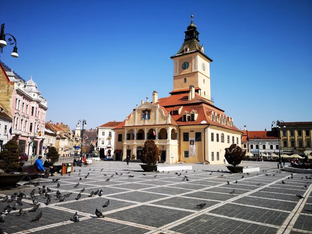 Piața Sfatului din Brașov, un loc ușor de recunoscut de fiecare român, indiferent de zona sa natală