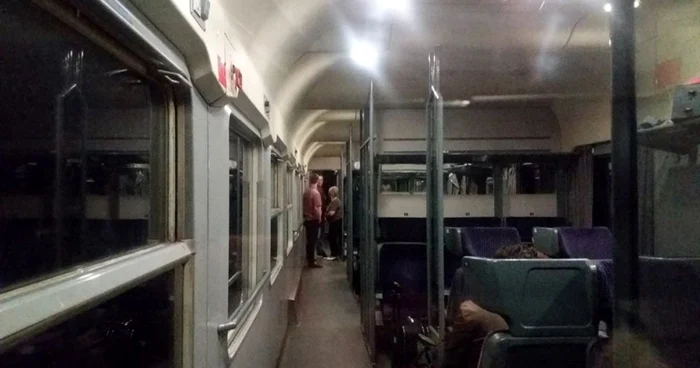 Sute de călători au rămas blocaţi ore bune în câmp într-un tren CFR. FOTO- Facebook Mădălina Roşca