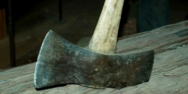 Bacău: „Telenovelă” finalizată cu un topor în cap