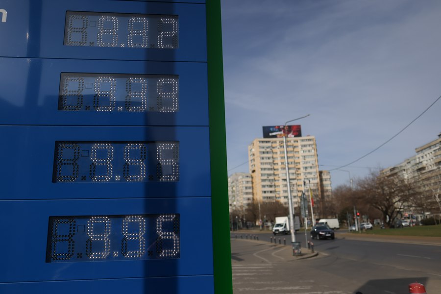 Motorina premium a atins pragul de 9,95 lei pe litru. Prețul a crescut cu 15 bani într-o zi. Ce urmează din aprilie