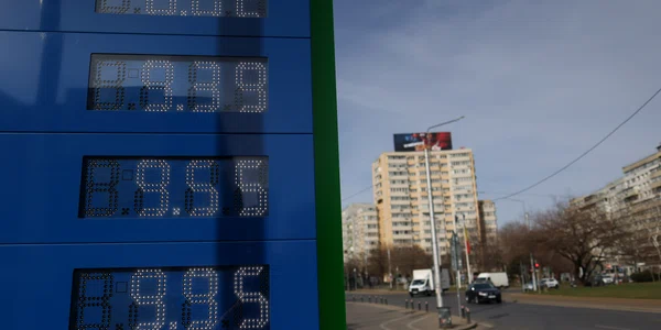 Prețurile afișate la o benzinărie din București, 18 martie FOTO Inquam Photos / George Călin