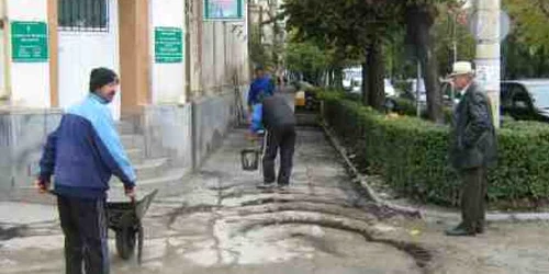 Satu Mare: Trotuare refăcute de mântuială la Satu Mare
