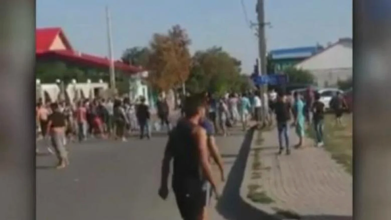 
    Cele două clanuri țigănești din Murgeni se bat de trei luni cu regularitate în centrul orașuluiFoto: vremeanoua.ro  