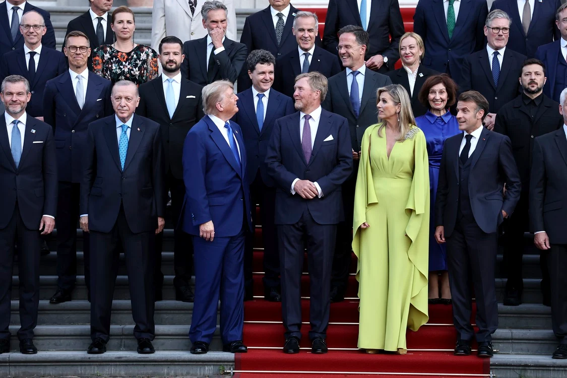 Șeful statului a avut o poziție privilegiată la fotografia de grup a summitului NATO FOTO Profimedia