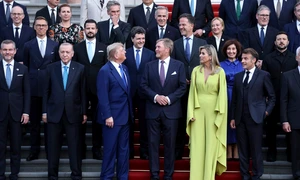 FOTO Profimedia Nicușor Dan, în spatele lui Trump la o fotografie de grup la Palatul Huis ten Bosch, în marja summitului NATO de la Haga