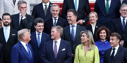FOTO Profimedia Nicușor Dan, în spatele lui Trump la o fotografie de grup la Palatul Huis ten Bosch, în marja summitului NATO de la Haga