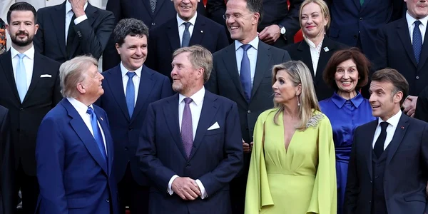 FOTO Profimedia Nicușor Dan, în spatele lui Trump la o fotografie de grup la Palatul Huis ten Bosch, în marja summitului NATO de la Haga