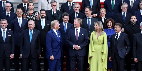 FOTO Profimedia Nicușor Dan, în spatele lui Trump la o fotografie de grup la Palatul Huis ten Bosch, în marja summitului NATO de la Haga