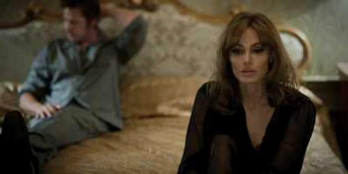 Angelina Jolie şi Brad Pitt formează un cuplu cu probleme în filmul „By the sea“ FOTO Universal Pictures