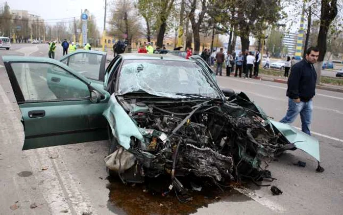 Poliţiştii cercetează cauzele accidentului