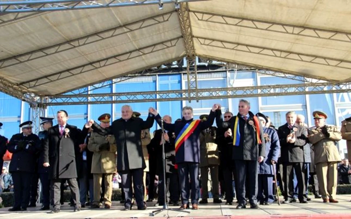 Liderii PSD, UDMR şi PNL şi-au dat mâna în faţa a 1.000 de zălăuani FOTO Primăria Zalău