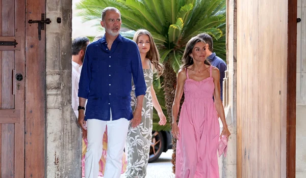 Regele Felipe și Regina Letizia în vacanță cu fetele lor, Prințesa Leonor și Infanta Sofia profimedia 1027900745 jpg