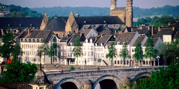Maastricht este un oraş istoric la griniţa cu Belgia şi Germania