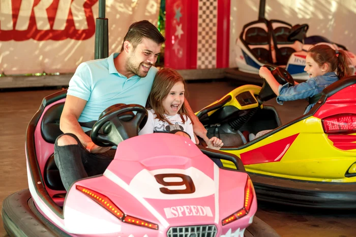 Fiica Oanei Roman, în mașinuțe cu tatăl ei, Marius Elisei