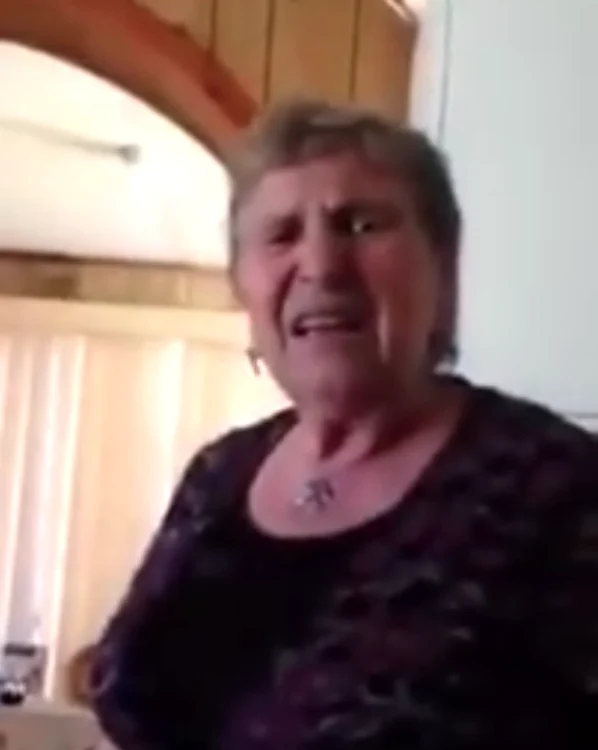 
    Bunica își iese din minți când află că nepotul său vrea un tatuajFoto Youtube  
