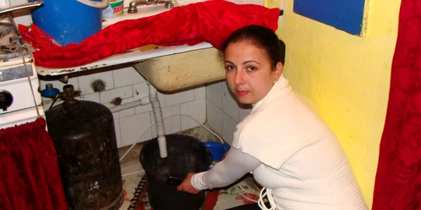 Maria Ursache foloseşte găleata pe post de WC