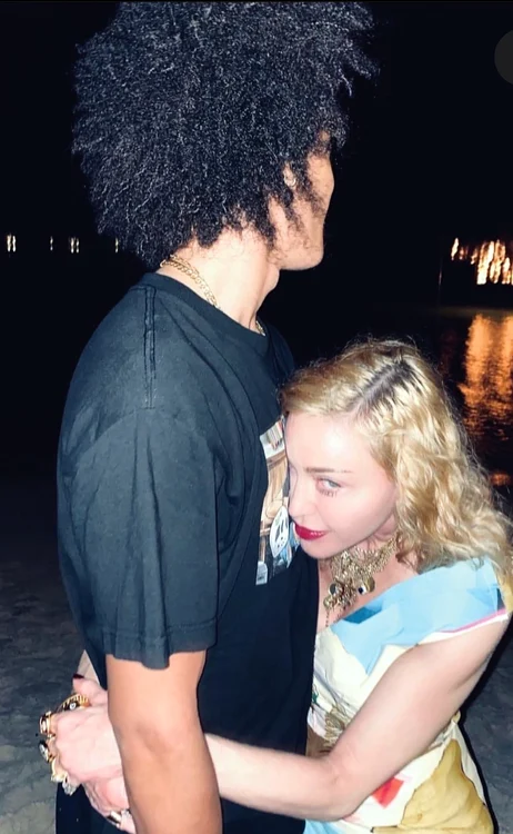 ... şi au ieşit pe plaja din Long Island, New York