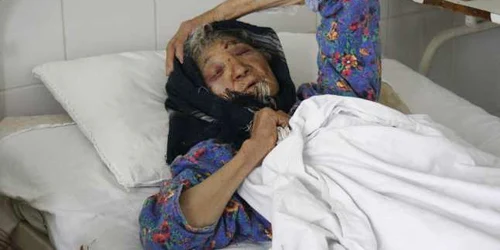 Bătrâna de 85 de ani din Buzoieşti a fost batjocorită şi bătută de un vecin