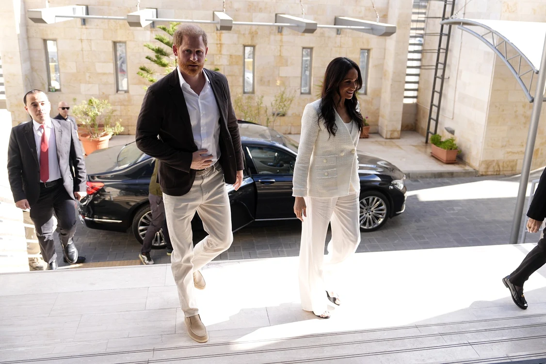 Prințul Harry și Meghan Markle în costum alb în Iordania   profimedia 1078068337 jpg