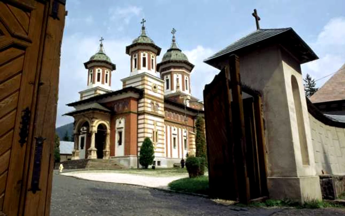 Mănăstirea Sinaia are o istotie de peste trei veacuri. FOTO pensiunesinaia.ro
