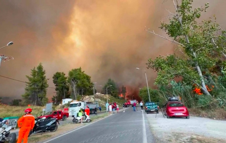 Evacuări în Halkidiki, destinație preferată de turiștii români. Flăcările s-au extins rapid, iar turiștii au fost evacuați inclusiv pe mare