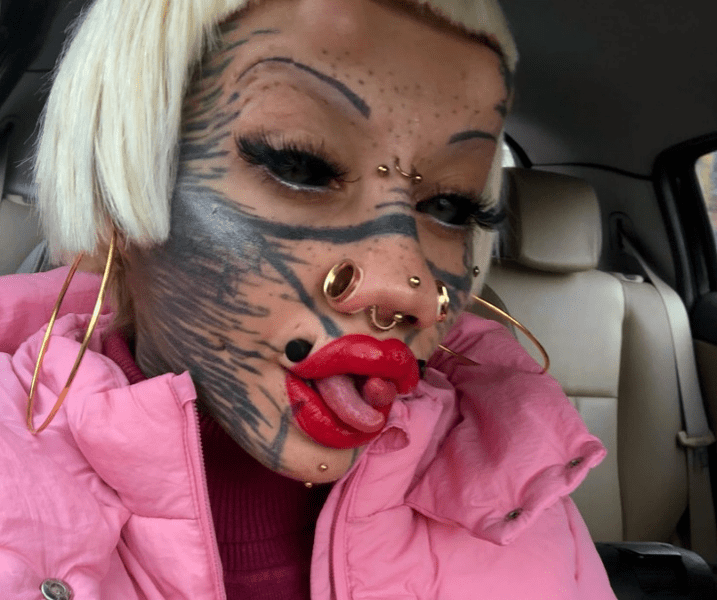 Aydin Mod, tânăra care și-a supus trupul la proceduri extreme, vine la Timișoara. I se spune „Barbie modificată” FOTO