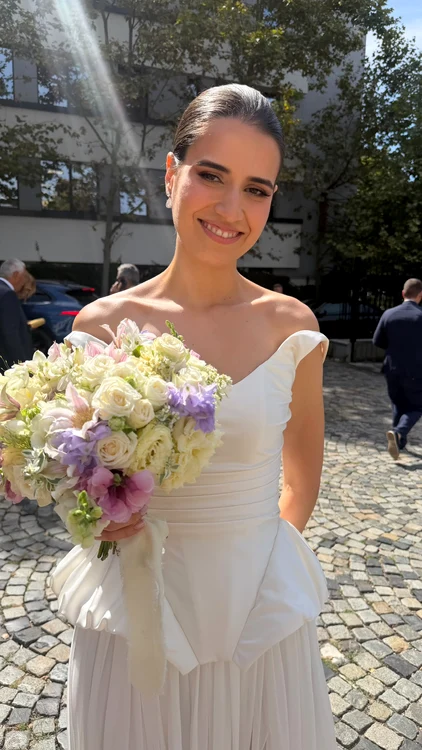 Sara a avut o rochie albă, delicată, cu umerii goi, și un buchet de mireasă roz- violet pal