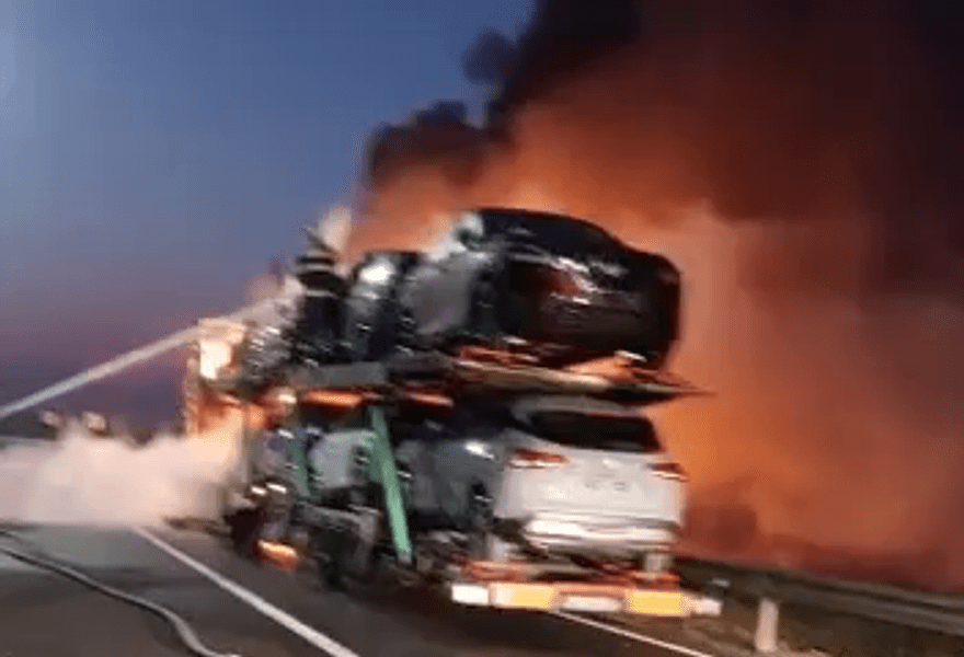 Traficul pe DEx 12 a fost reluat. Patru autoturisme au ars în incendiul care a cuprins un autocamion VIDEO