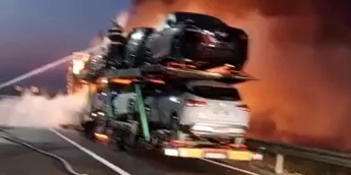 TIR incarcat cu autoturisme, in flacari pe DEx 12 mp4 thumbnail png