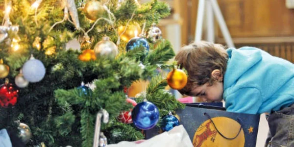Copiii au fost curioşi să vadă ce le-a adus Moşul  