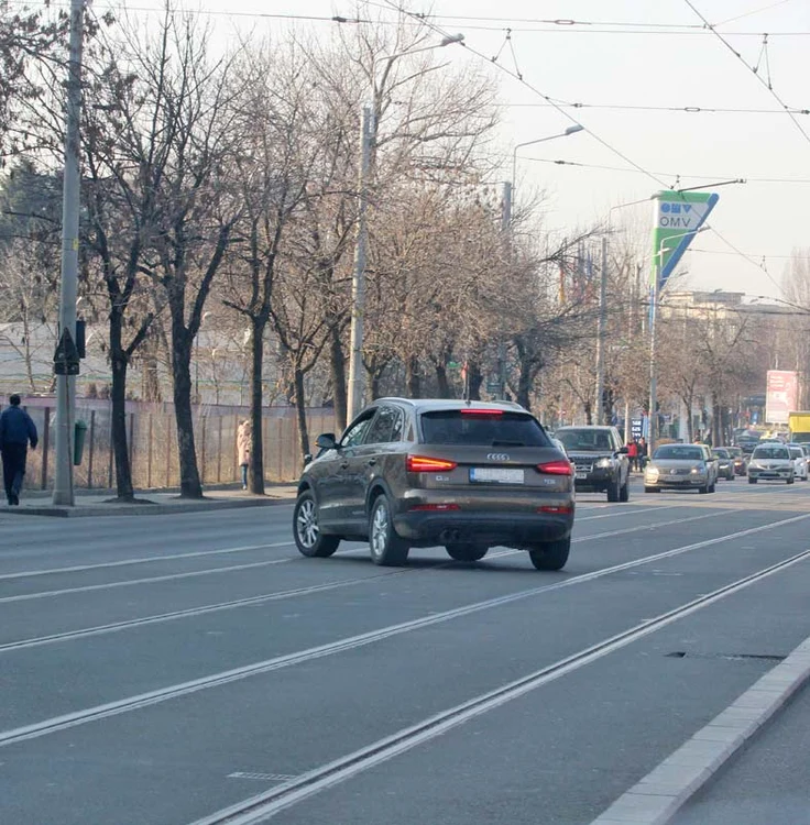 Blonda a întors pe linia de tramvai, într-o zonă interzisă
