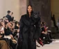 Naomi Campbell cu capul de lup pentru show ul de moda Schiaparelli