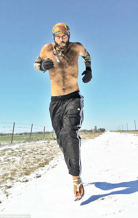 16 ianuarie 2015 - Los Angeles. Patrick Sweeney s-a încăpăţânat să înceapă o aventură fără încălţări de-a lungul Americii Foto: Photoland, Caters