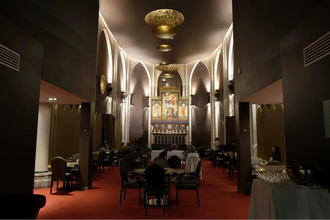 Catedrală fără credincioși, devenită sală de mese a unui hotel din Belgia