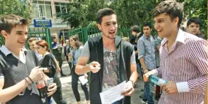 În faţa liceelor bune, elevii au ieşit optimişti din examen